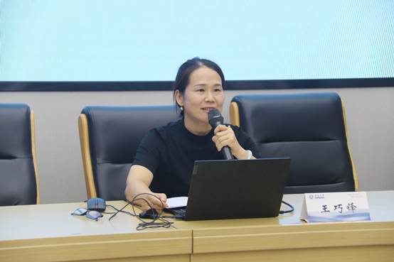 人拿着手机
AI 生成的内容可能不正确。