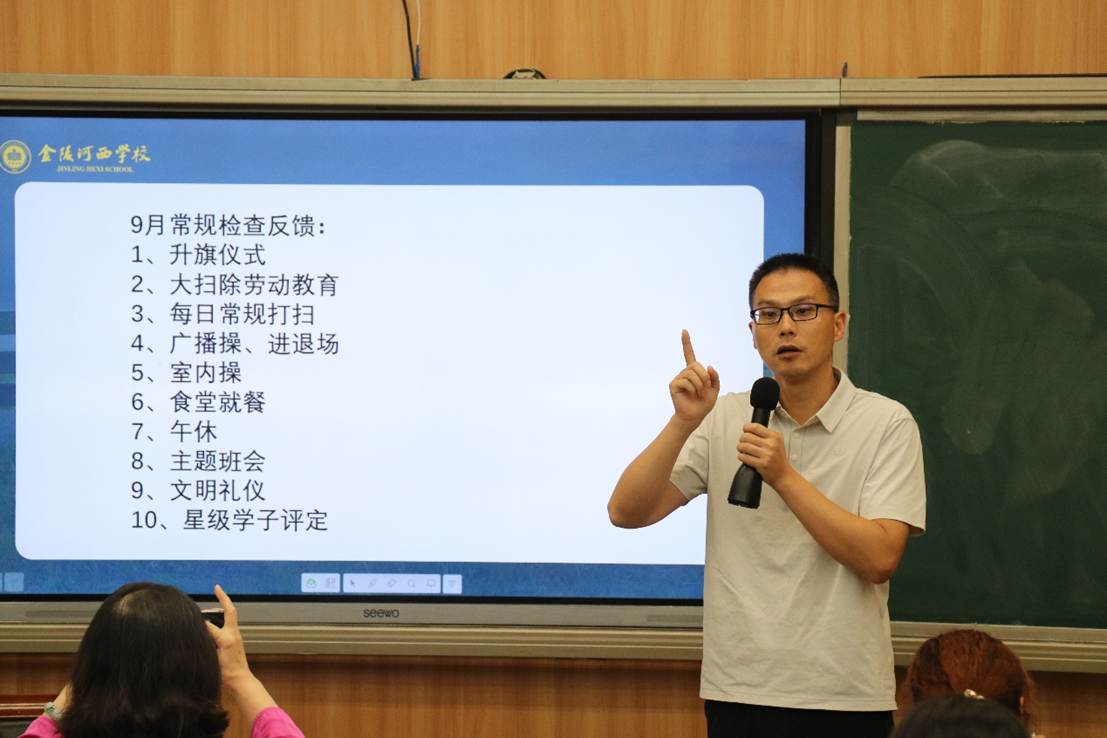 屏幕上的男人和女人AI 生成的内容可能不正确。