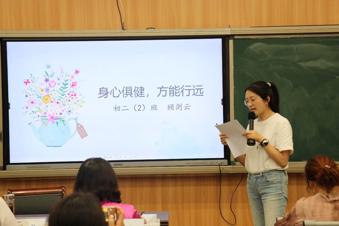 一群男人和女人在电视前AI 生成的内容可能不正确。