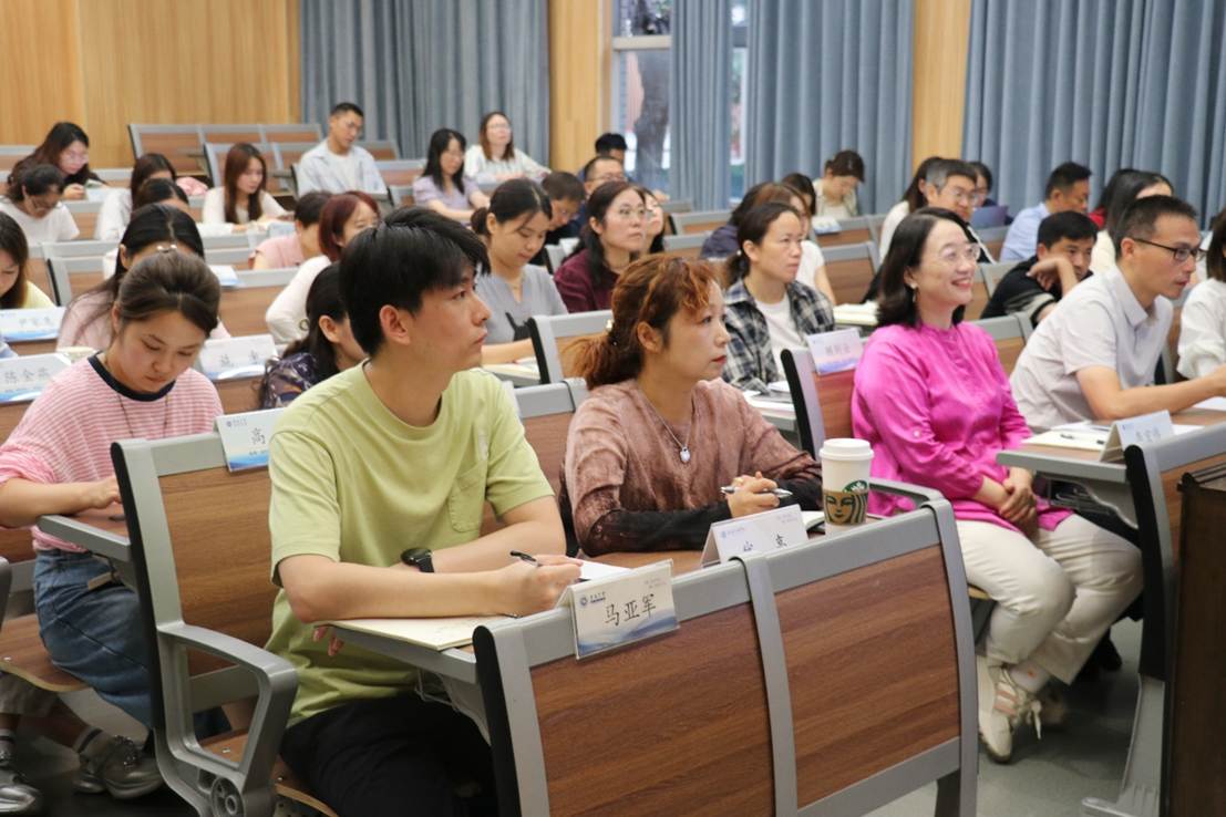 一群人坐在桌子前AI 生成的内容可能不正确。