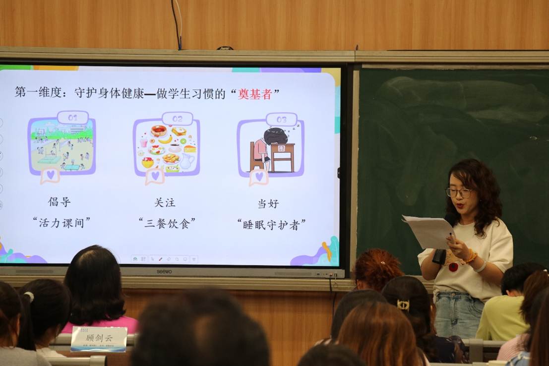 一群人在台上演讲AI 生成的内容可能不正确。