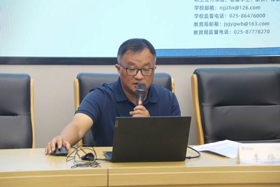 桌子上放着笔记本电脑的男人
AI 生成的内容可能不正确。