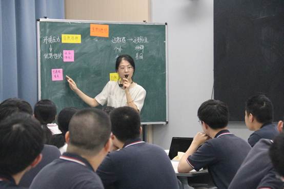 一群人正在听演讲
AI 生成的内容可能不正确。