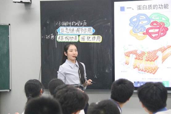 一群人在台上演讲
AI 生成的内容可能不正确。