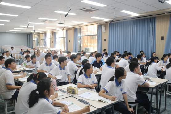 会议室里的人们
AI 生成的内容可能不正确。