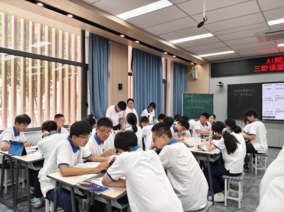 一群人在房间里
AI 生成的内容可能不正确。