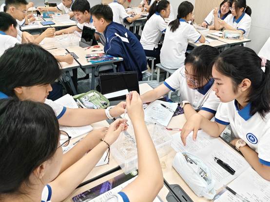 一群人看着桌子上的电脑
AI 生成的内容可能不正确。