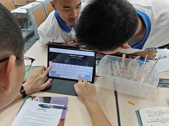 人在玩电脑
AI 生成的内容可能不正确。