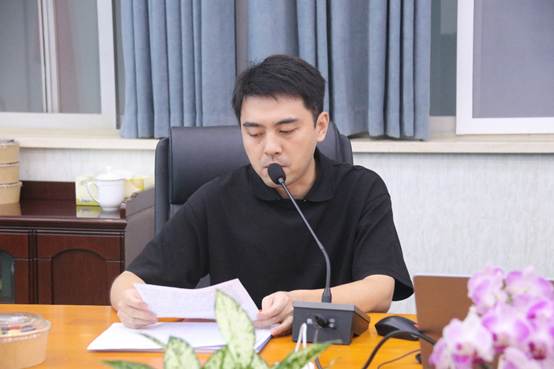 桌子前坐着小孩
AI 生成的内容可能不正确。