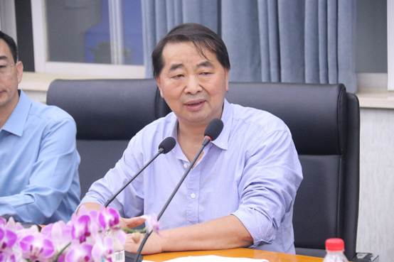 图片包含 人, 室内, 桌子, 男人
AI 生成的内容可能不正确。