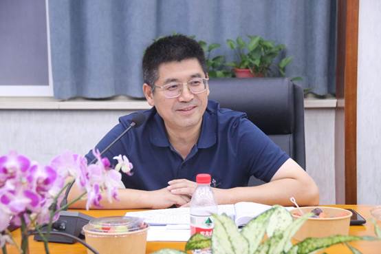 桌子前坐着的人
AI 生成的内容可能不正确。