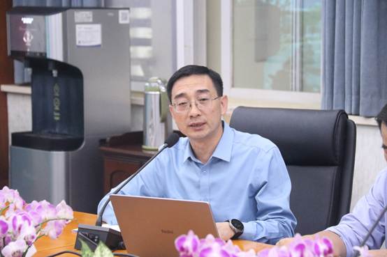 图片包含 室内, 桌子, 人, 窗户
AI 生成的内容可能不正确。