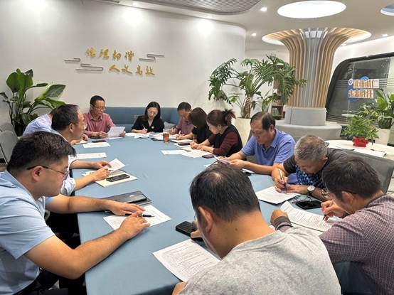 一群人围坐在桌子前
AI 生成的内容可能不正确。