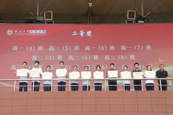 图片包含 室内, 建筑, 男人, 院子
AI 生成的内容可能不正确。