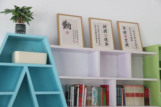 书架上有许多书
AI 生成的内容可能不正确。