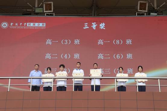 图片包含 室内, 男人, 大, 女人
AI 生成的内容可能不正确。