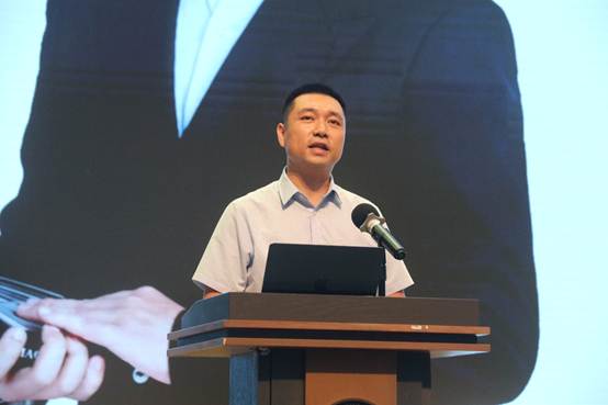 戴着耳机的人
AI 生成的内容可能不正确。