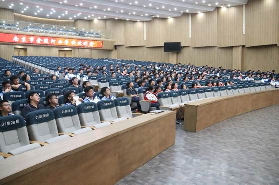图片包含 建筑, 室内, 桌子, 长凳
AI 生成的内容可能不正确。