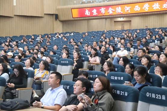 礼堂里有许多人
AI 生成的内容可能不正确。
