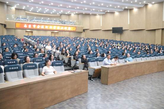 图片包含 室内, 建筑, 桌子, 长凳
AI 生成的内容可能不正确。