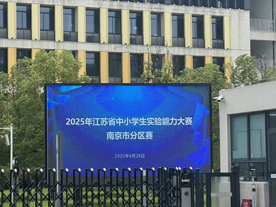 建筑外的蓝色招牌
AI 生成的内容可能不正确。
