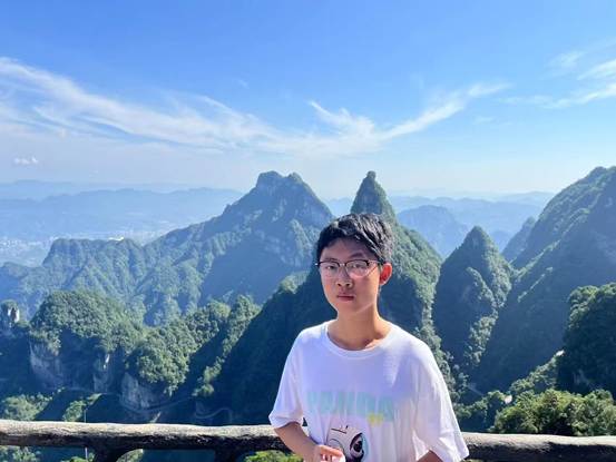男人站在山上
AI 生成的内容可能不正确。