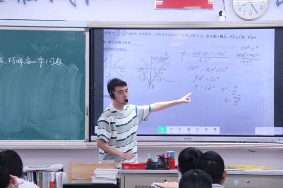 屏幕上的人
AI 生成的内容可能不正确。