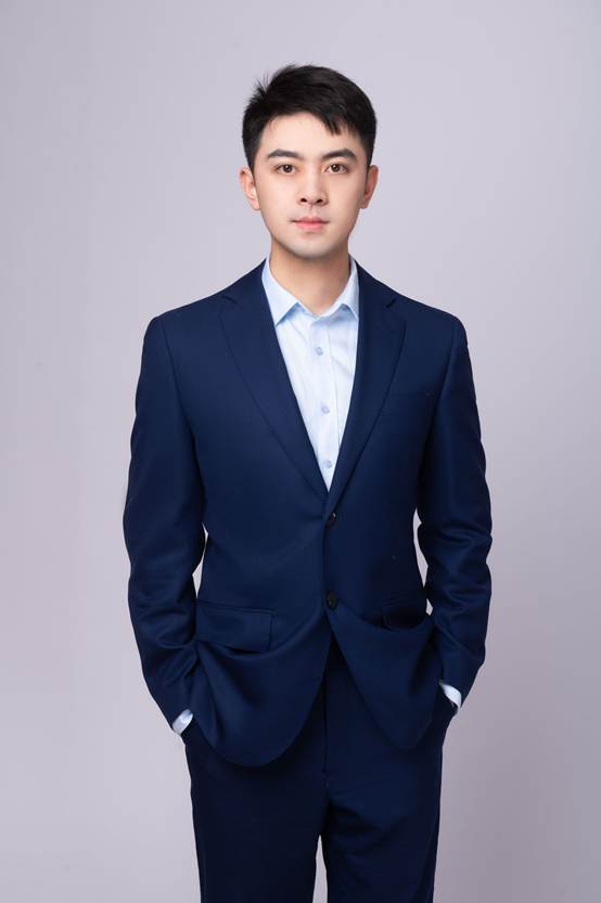 男人穿着西装
AI 生成的内容可能不正确。