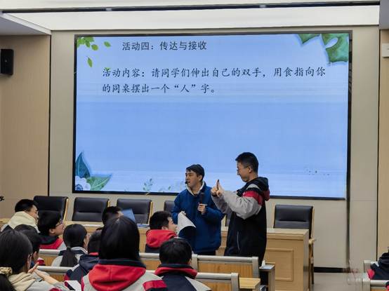会议室里的人们
AI 生成的内容可能不正确。