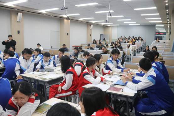 会议室里的人们
AI 生成的内容可能不正确。