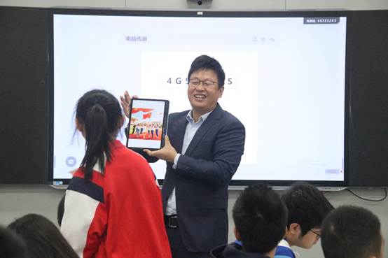 电脑屏幕前的人
AI 生成的内容可能不正确。