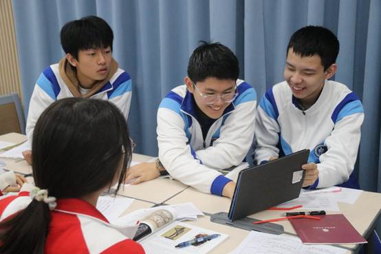 小孩们在桌子边
AI 生成的内容可能不正确。