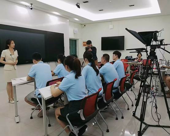 一群人在房间内玩体感游戏
AI 生成的内容可能不正确。