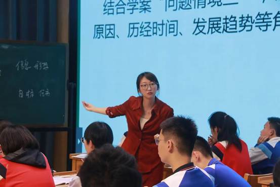 一群人在台上演讲
AI 生成的内容可能不正确。