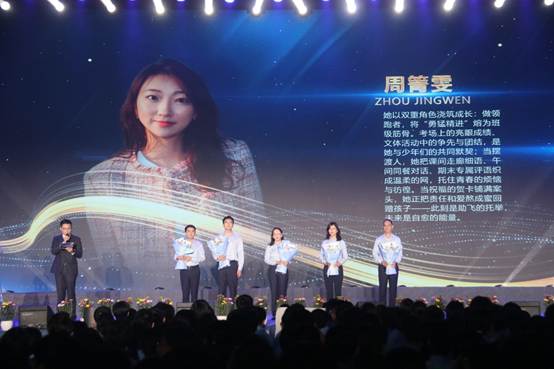 人在舞台上表演的几个人
AI 生成的内容可能不正确。