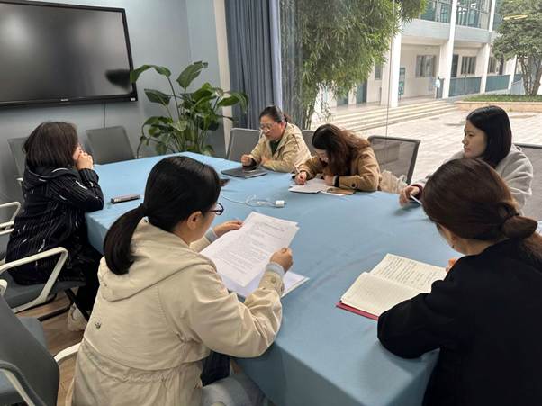 一群人在台上演讲
AI 生成的内容可能不正确。