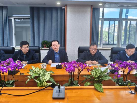 桌子上放着许多花
AI 生成的内容可能不正确。