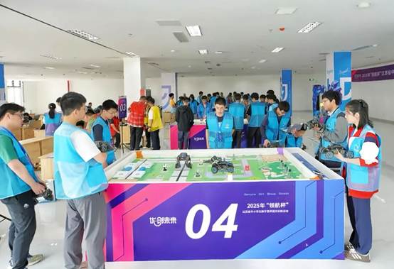 一群人站在室内
AI 生成的内容可能不正确。