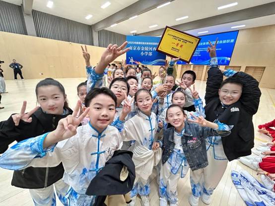 一群小孩站在一起
AI 生成的内容可能不正确。