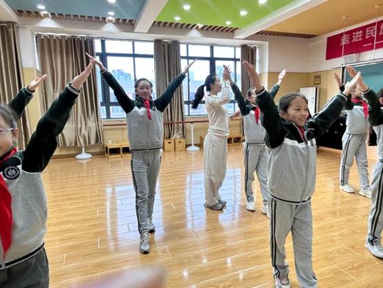 人们站在房间里
AI 生成的内容可能不正确。