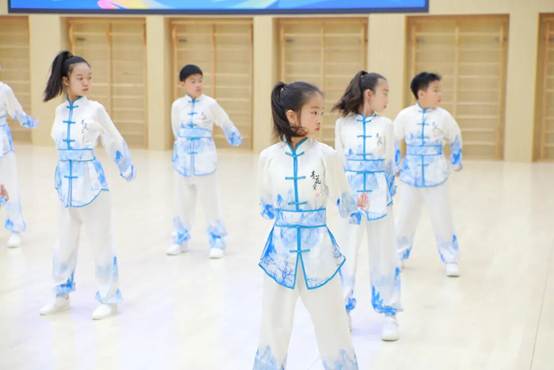 小孩们站在一起
AI 生成的内容可能不正确。