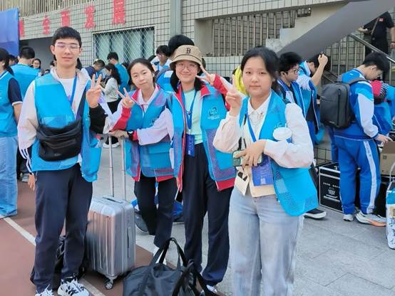 一群穿着蓝色衣服的人站在一起
AI 生成的内容可能不正确。