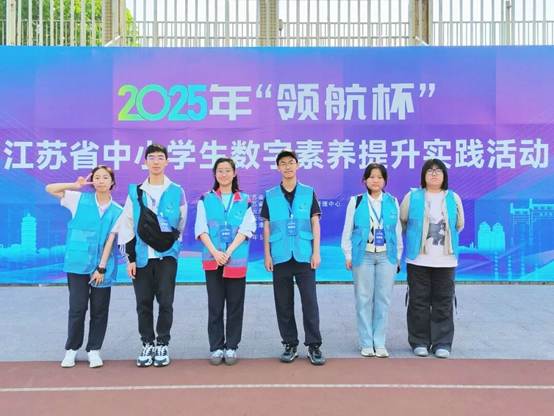 一群人站在一起合影
AI 生成的内容可能不正确。