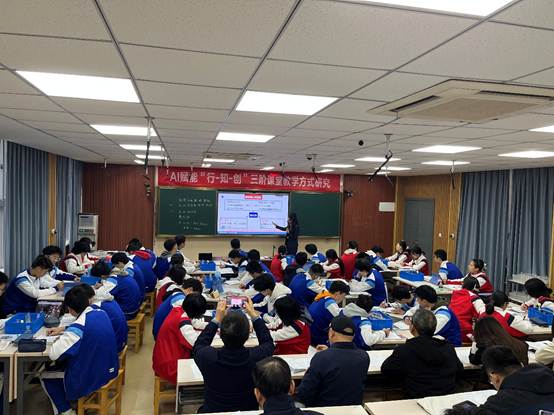 人们在看台上的人在房间里
AI 生成的内容可能不正确。