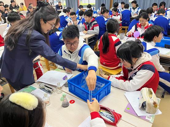 图片包含 人, 室内, 小孩, 人们
AI 生成的内容可能不正确。