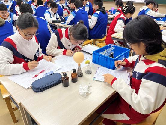 一群小孩在桌子上
AI 生成的内容可能不正确。