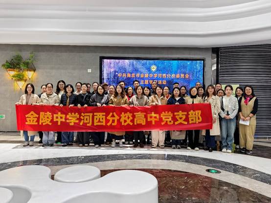 图片包含 桌子, 男人, 人们, 大
AI 生成的内容可能不正确。