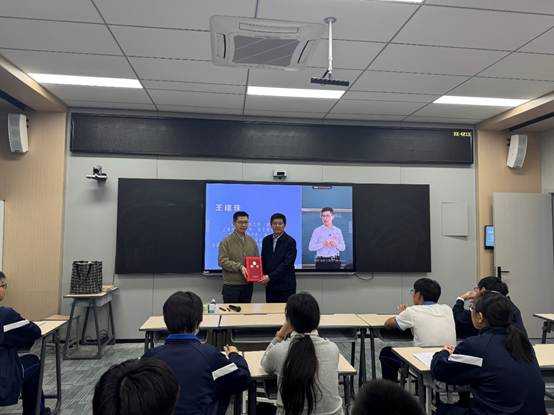 会议室里的人们
AI 生成的内容可能不正确。