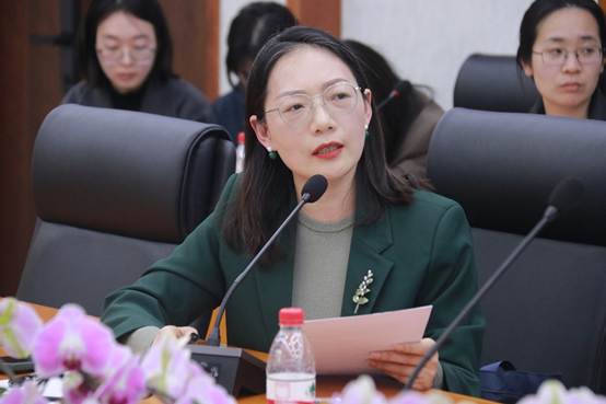 女人在吃东西
AI 生成的内容可能不正确。