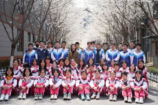 一群穿着制服的小孩
AI 生成的内容可能不正确。